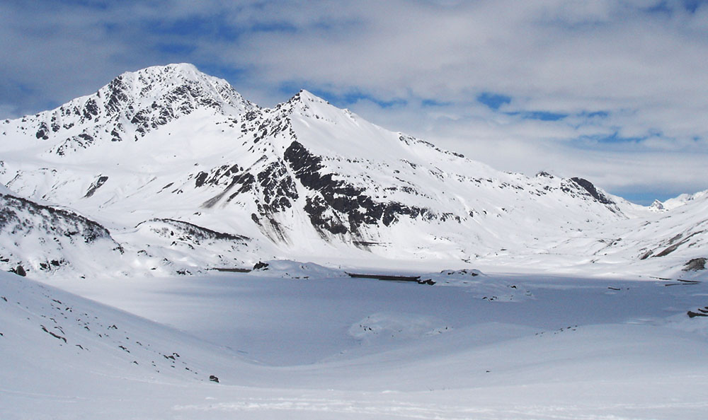 Il lago coperto di neve. Sono visibili, in alto a sinistra, le vecchie dighe